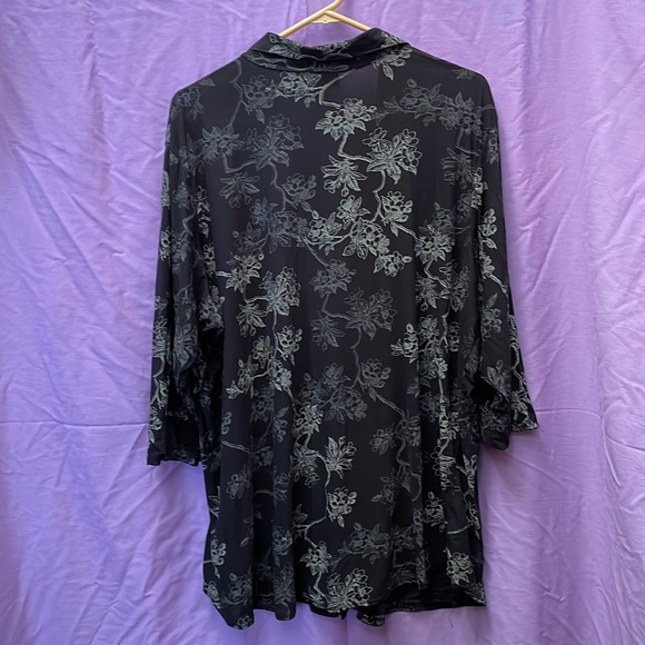 EUC Venezia Black & Gray Floral Button-Down Half-Sleeve Blouse, Size 18/20 - Picture 6 of 7
